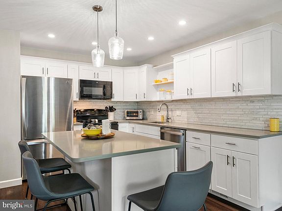 2nd image of 206 Sand Ct