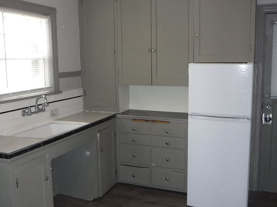 Lots of kitchen cabinet space