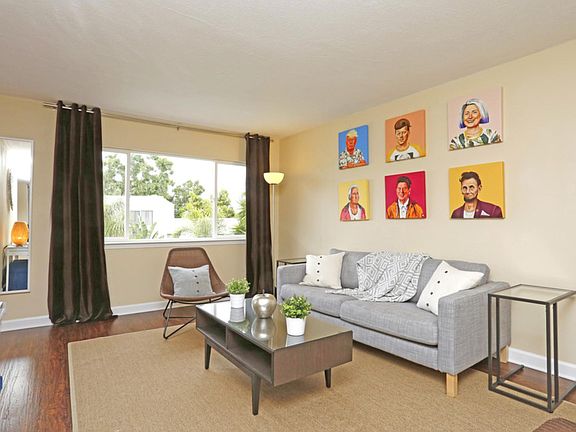 Living room with ample space- Perfect for game nights!