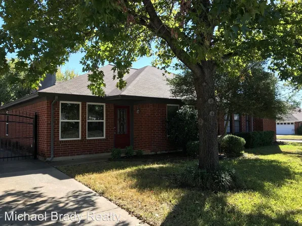 2702 Brittany Dr, Euless, TX 76039