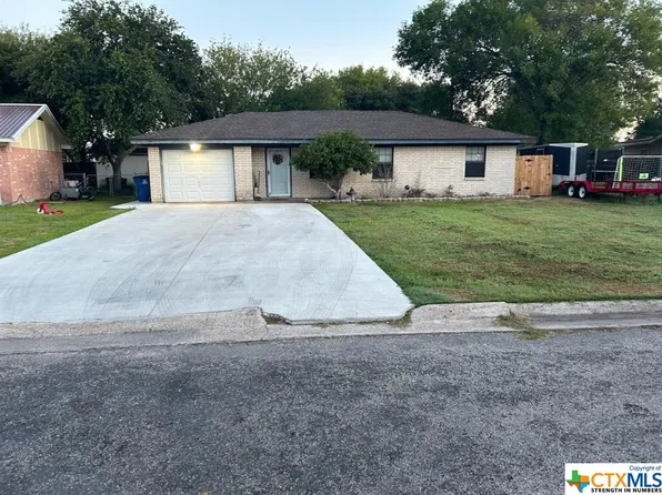 216 Suncrest Dr, Port Lavaca, TX 77979