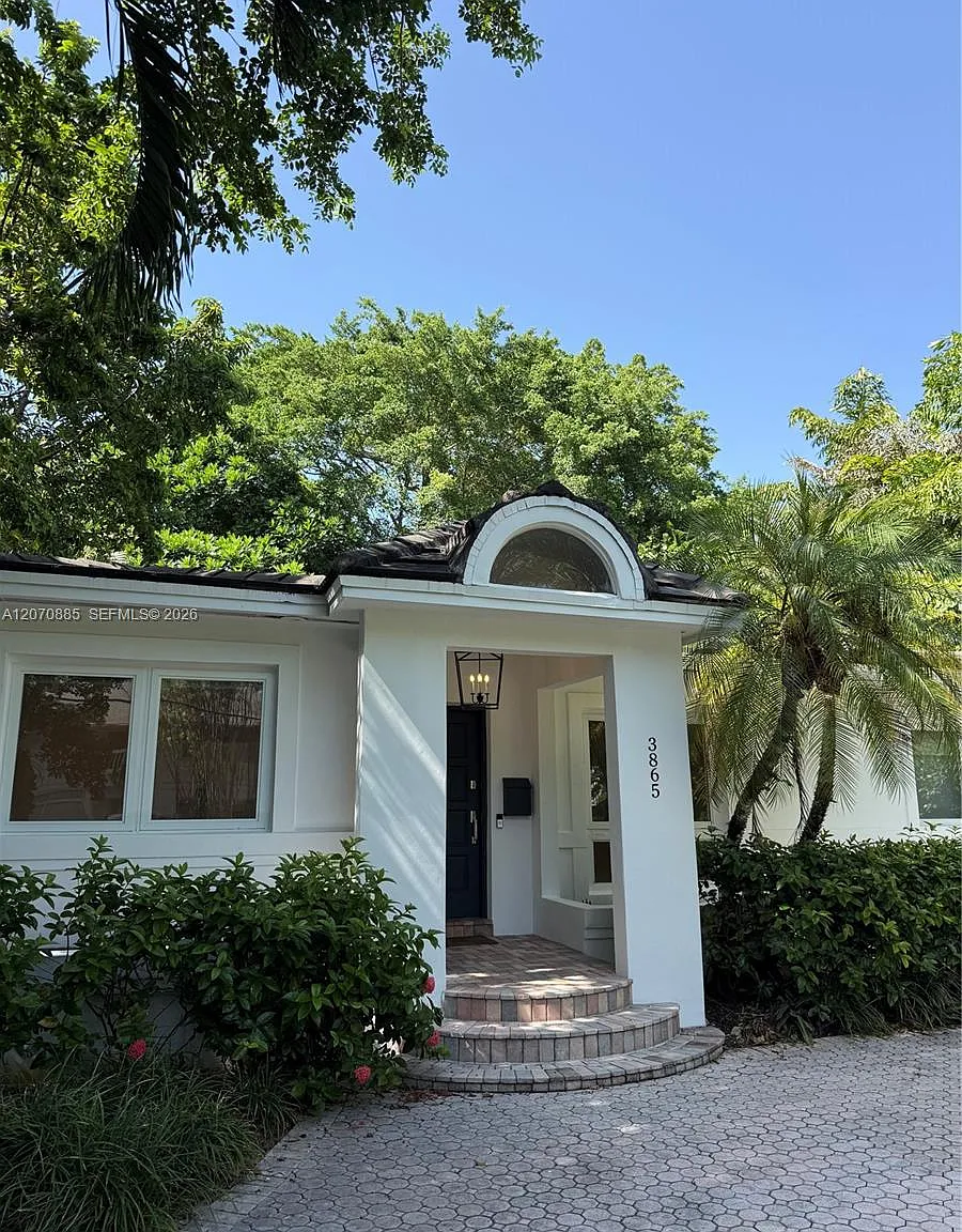 Coco Grove — Photo 1