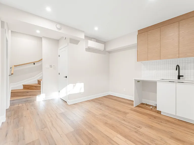 132 B Carillon St #B — Photo 8