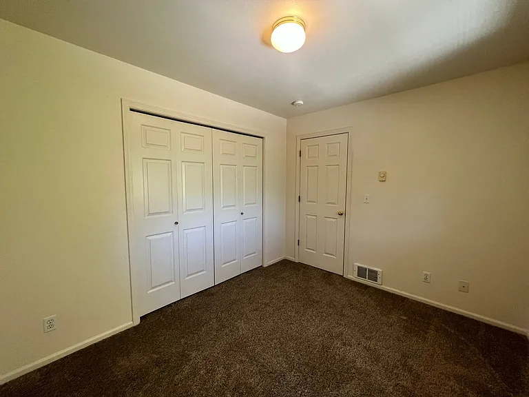1622 W Broadway — Photo 15