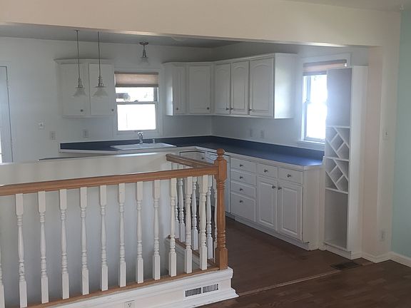5th image of 404 Burlington Ave