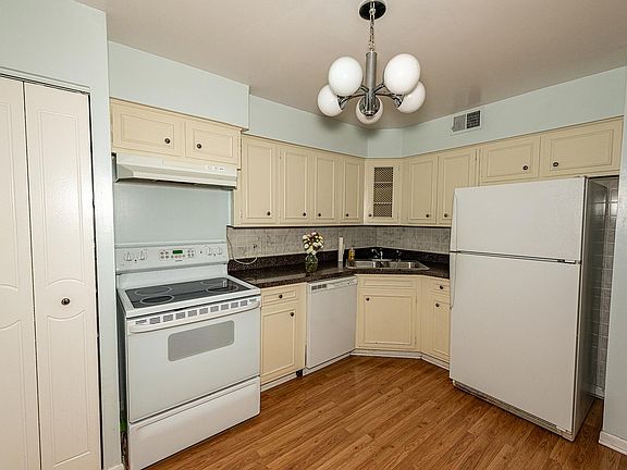 5th image of 2046 Saint Johns Ave APT 3