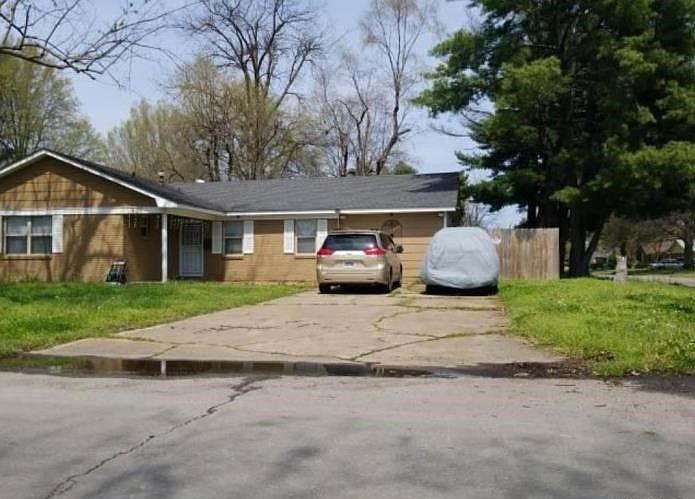 2nd image of 838 Robindale Rd