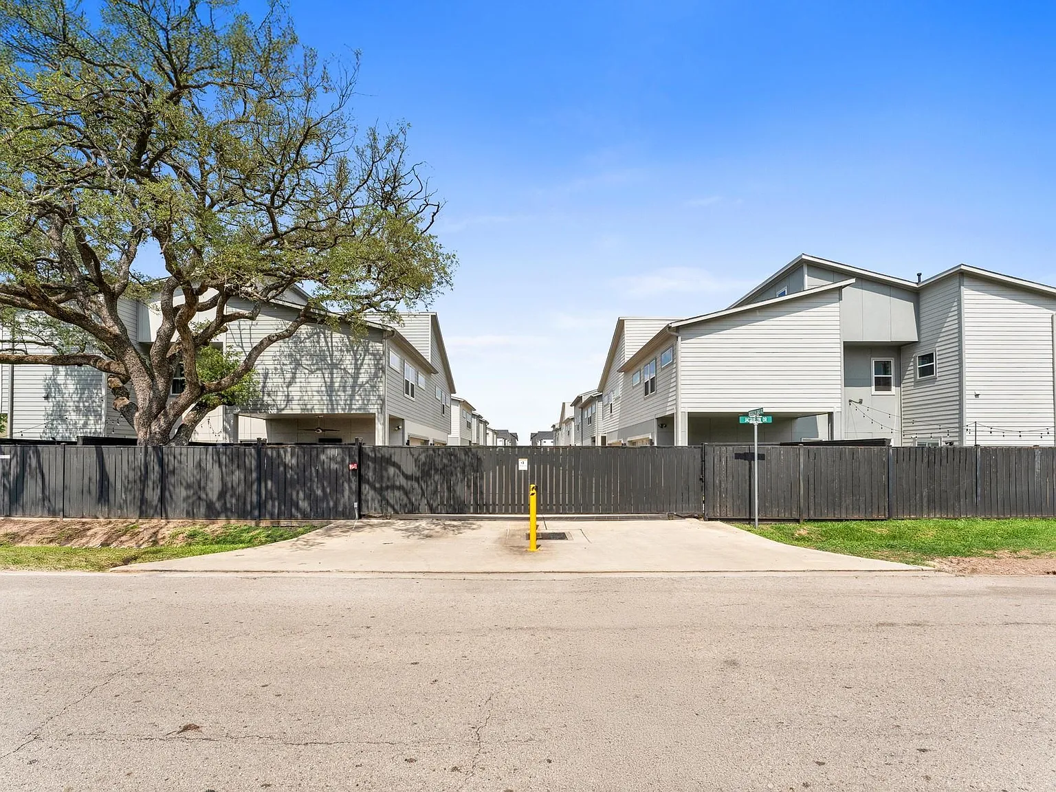2 bed, 2.5 bath, 1502 sqft, $2,395 — Photo 2