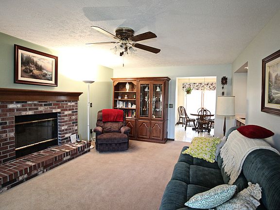Fam Rm. w/Fireplace &Wet Bar