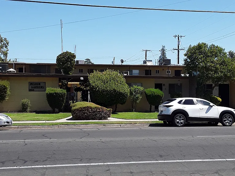 2424 N Wishon Ave — Photo 1