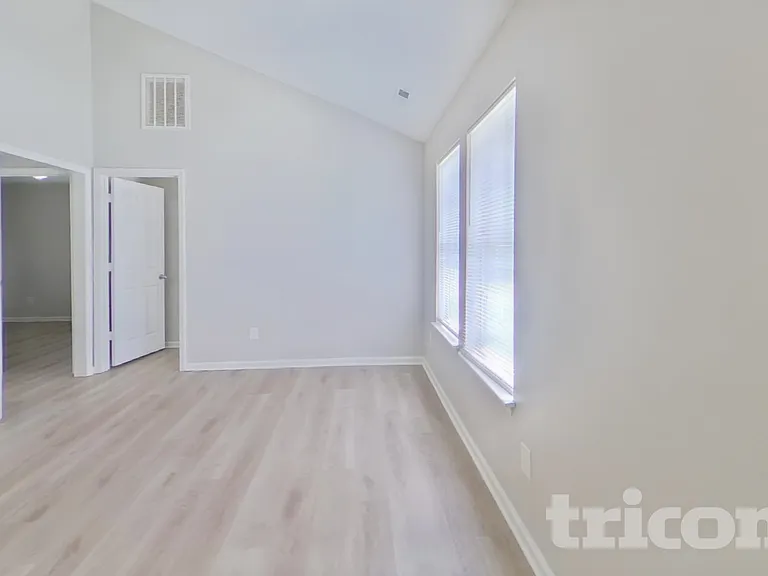 212 Cottonwood Park Dr — Photo 3