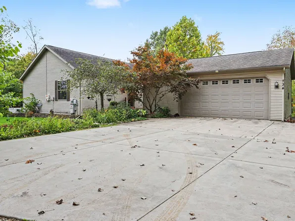 734 Catfish Dr, Allegan, MI 49010