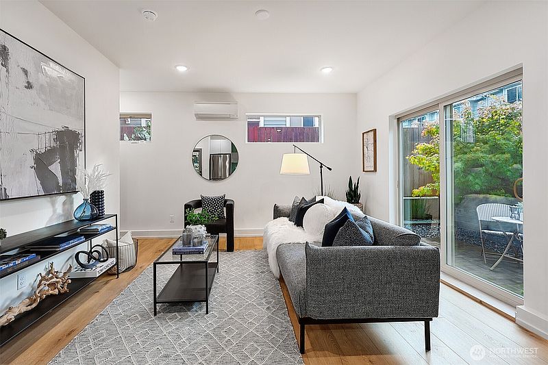 3rd image of 2639 41st Avenue SW #B