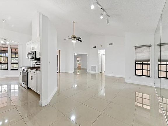 4th image of 5421 Helene Cir