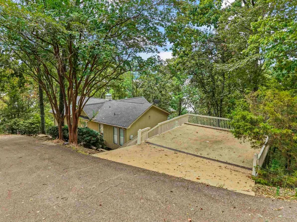 1720 Point Grand Dr, Savannah, TN 38372