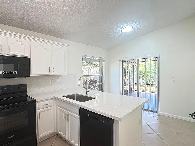 821 W Beckley Sq — Photo 6