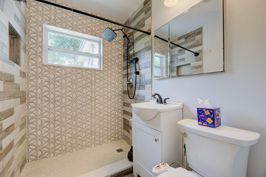 2633 NE 16TH Avenue, photo 5