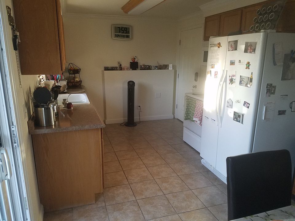 kitchen area (main floor) 