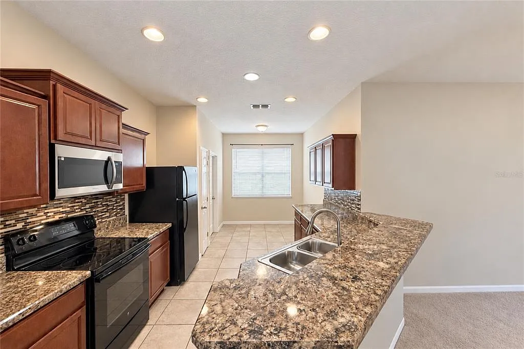 3 bed, 2.0 bath, 1576 sqft, $1,900 — Photo 3