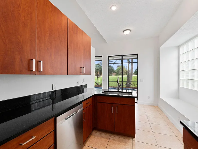 435 SW Jefferson Cir — Photo 18