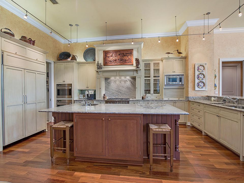 Island Kitchen w/Gas Cooktop