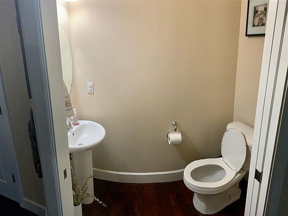 Half Bath (1st Fl)
