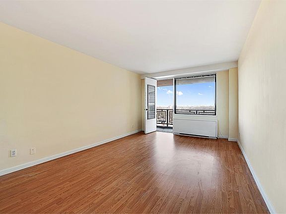 3rd image of 4705 Henry Hudson Pkwy W APT 12G