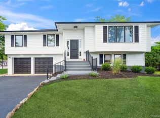 43 Acorn Ln, Plainview, NY 11803