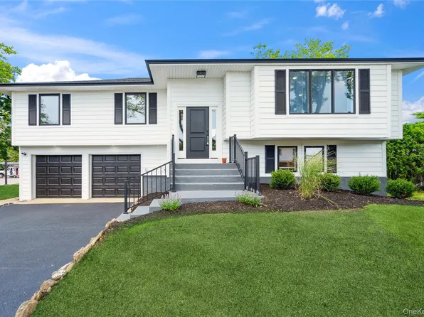 43 Acorn Lane, Plainview, NY 11803