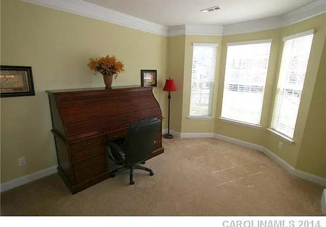 10132 Montrose Dr NW — Photo 2