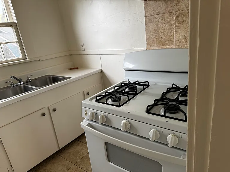 927 S Cox St — Photo 10