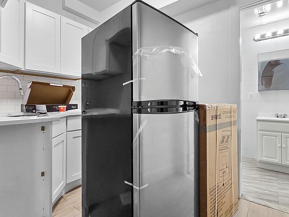 5th image of 30 Saint Nicholas Pl #B3