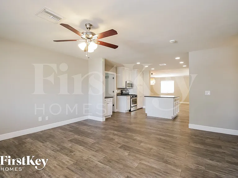 1001 E Seldon Ln — Photo 2