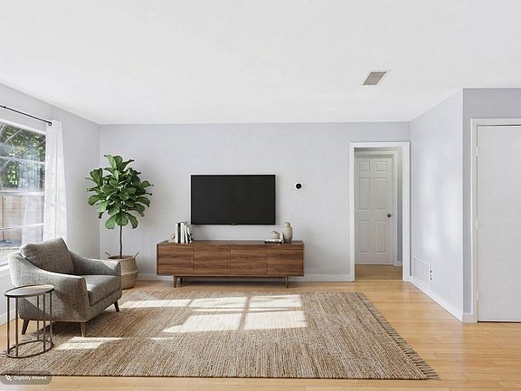3rd image of 4907 Manchester Cir