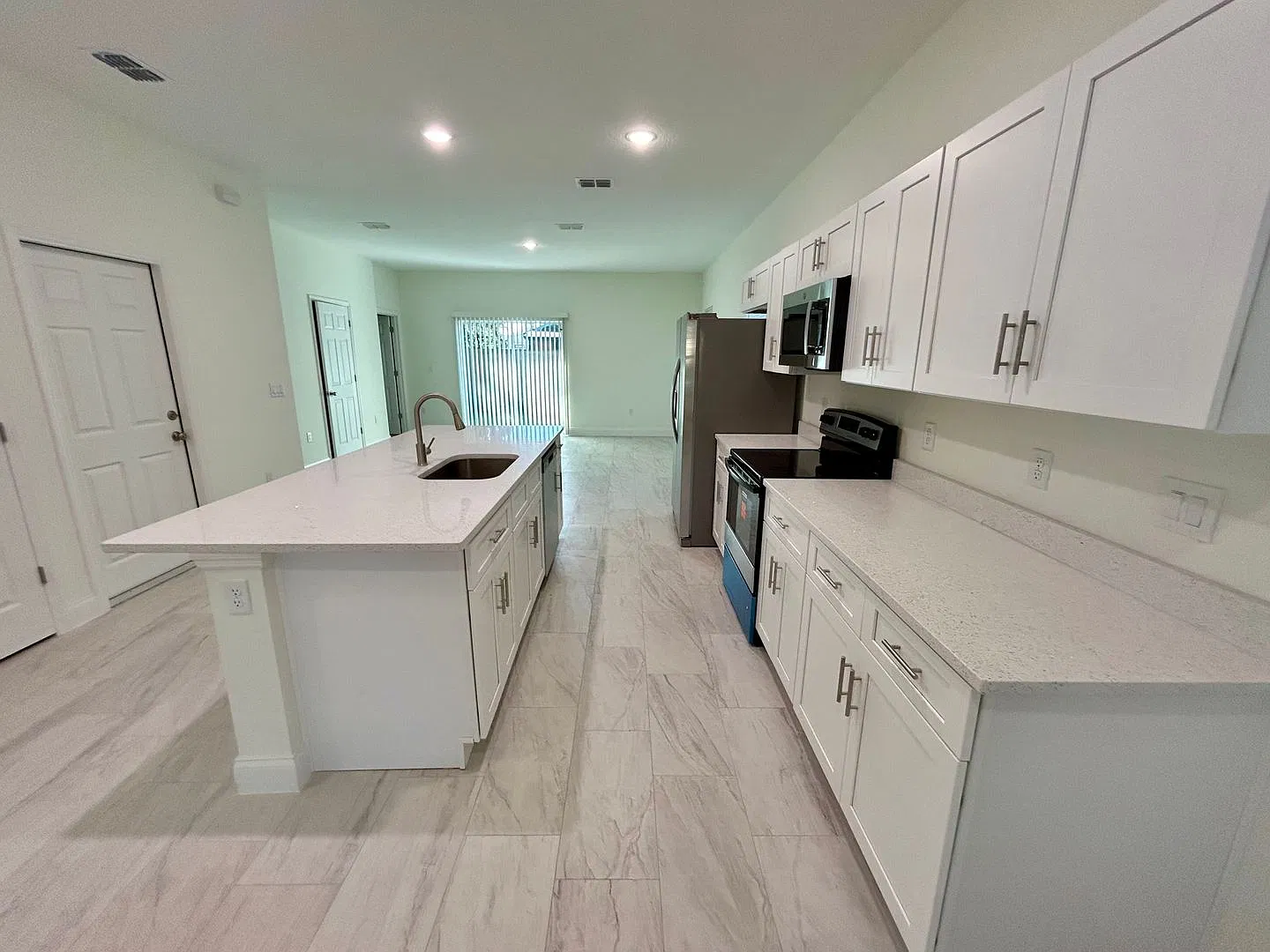 Brand-New 4-Bedroom Home with Modern Finishes and Convenient Orlando Access — Photo 3