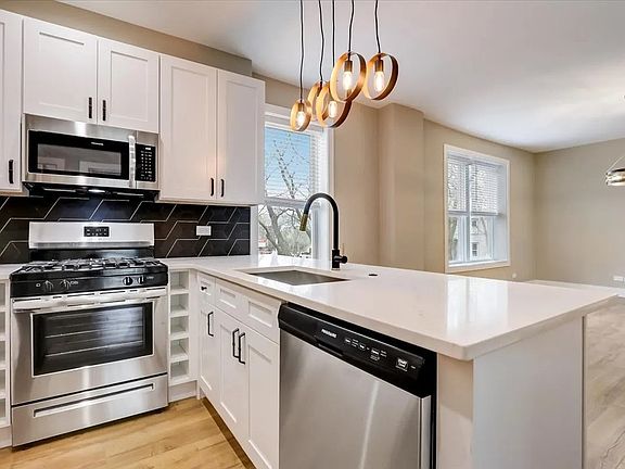 4th image of 3001 N Sawyer Ave Unit 1E