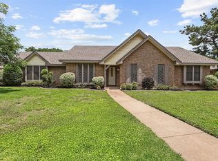2526 Axminster Dr, Grand Prairie, TX 75050