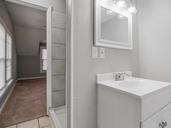 4th image of 5837 Maywood Ave