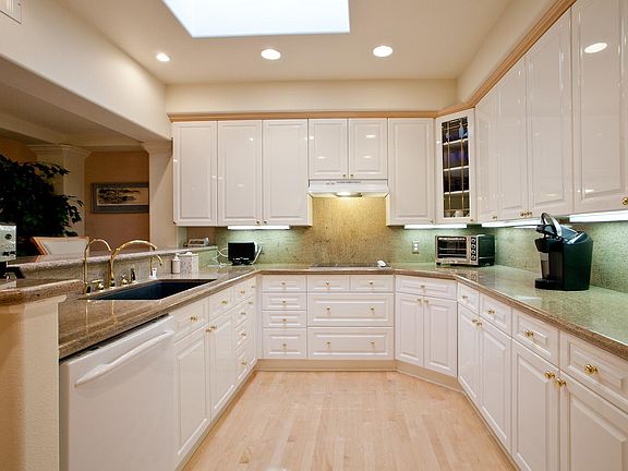 4th image of 300 N Hudson St Unit 303
