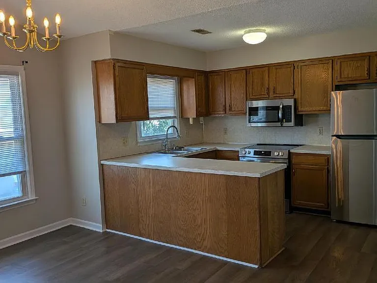 143 W Victoria Ct #F — Photo 4