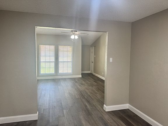 3rd image of 1469 Lake Crest Ln