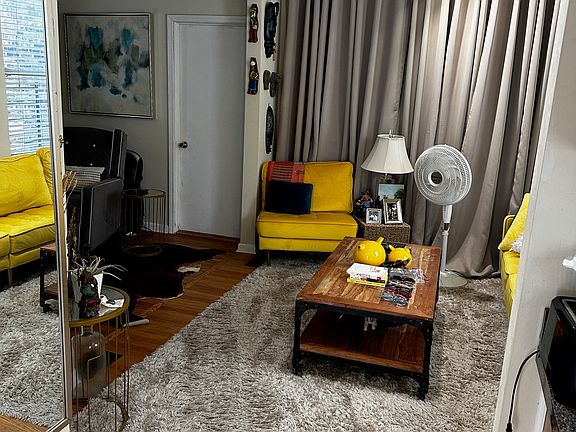 3rd image of 2334 N Southport Ave APT 1R
