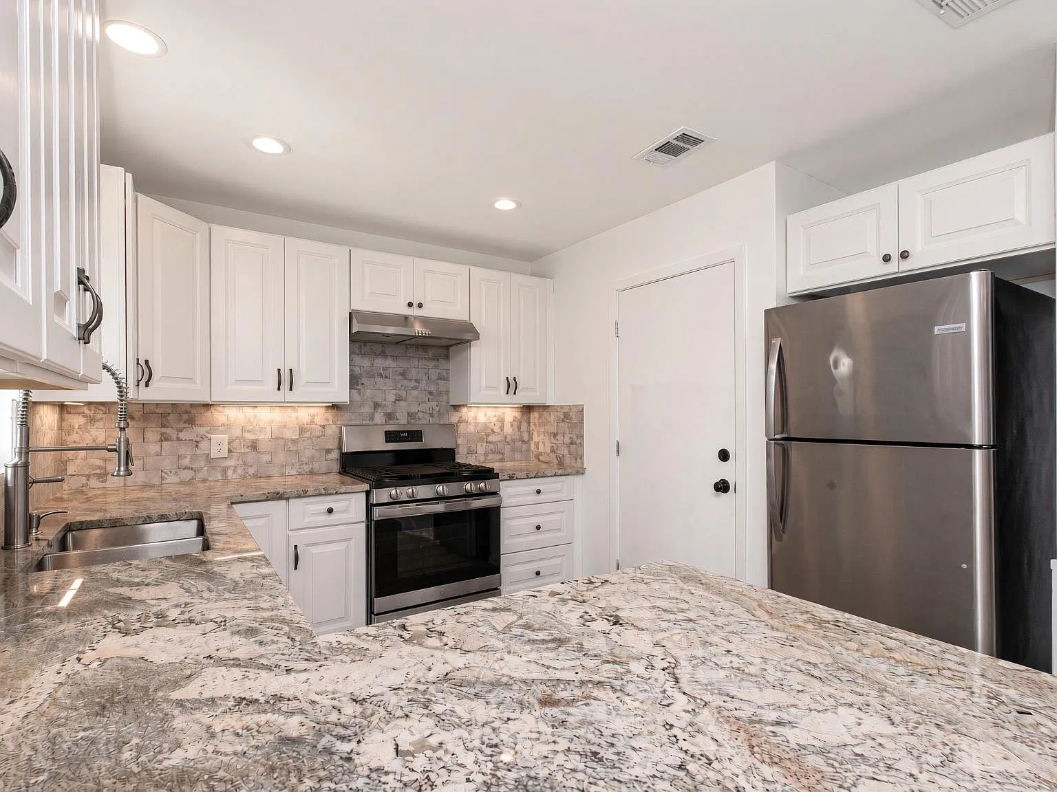 3 bed, 2.0 bath, 1080 sqft, $2,399 — Photo 4