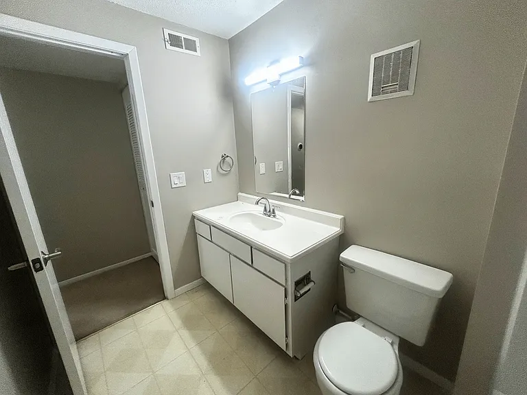 Hollow Hills Apartments — Photo 26