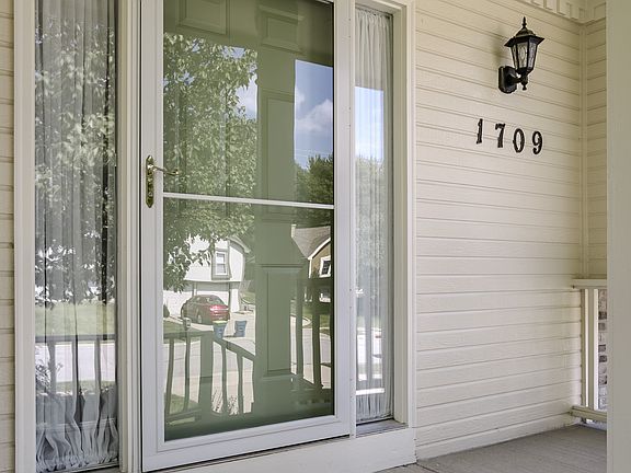 2nd image of 1709 Welleslay Ln