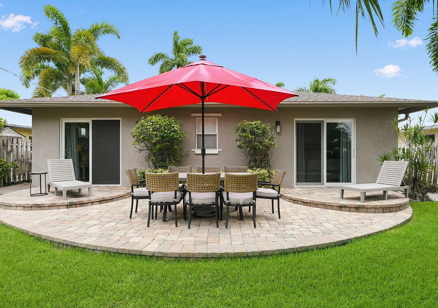 Coastal Naples Park Getaway - Garden, Grill, Beach Nearby — Photo 2