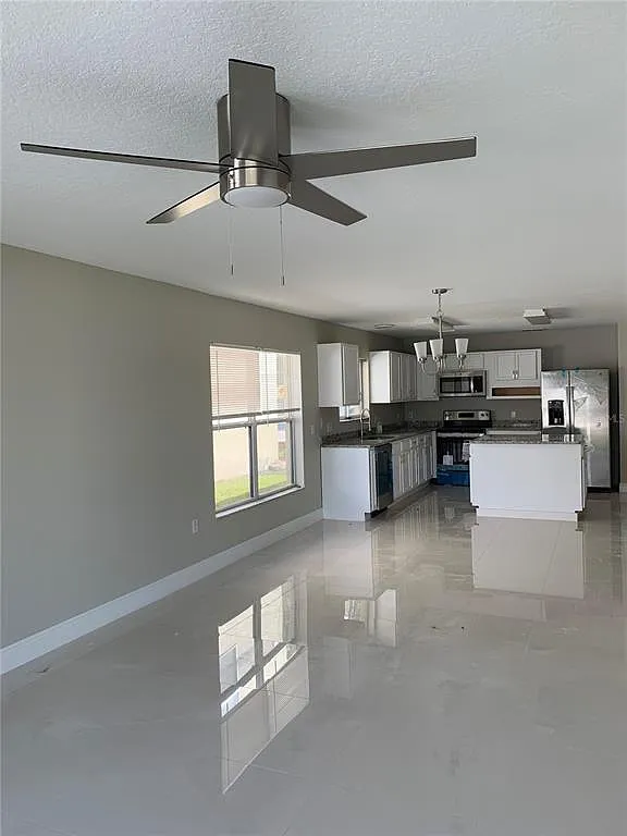 3 bed, 2.0 bath, 1835 sqft, $2,400 — Photo 4