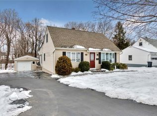 14 Crescent Ln, Nanuet, NY 10954