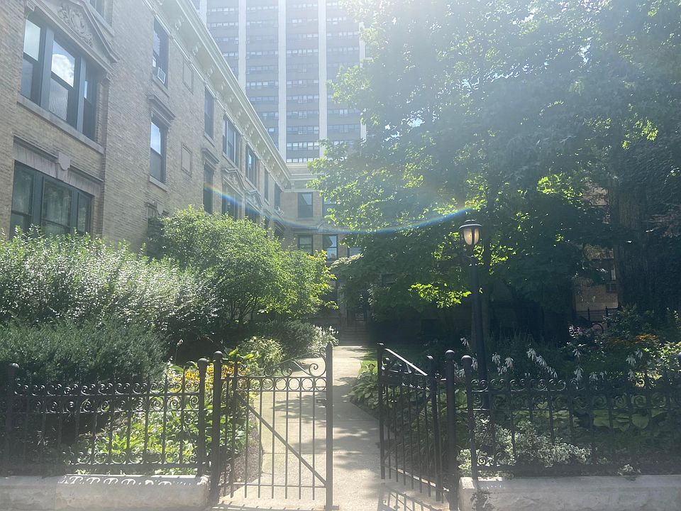 1st image of 527 W Melrose St #1C