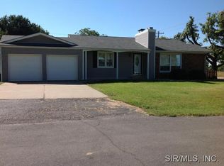 2 Cedar Ln, Glen Carbon, IL 62034